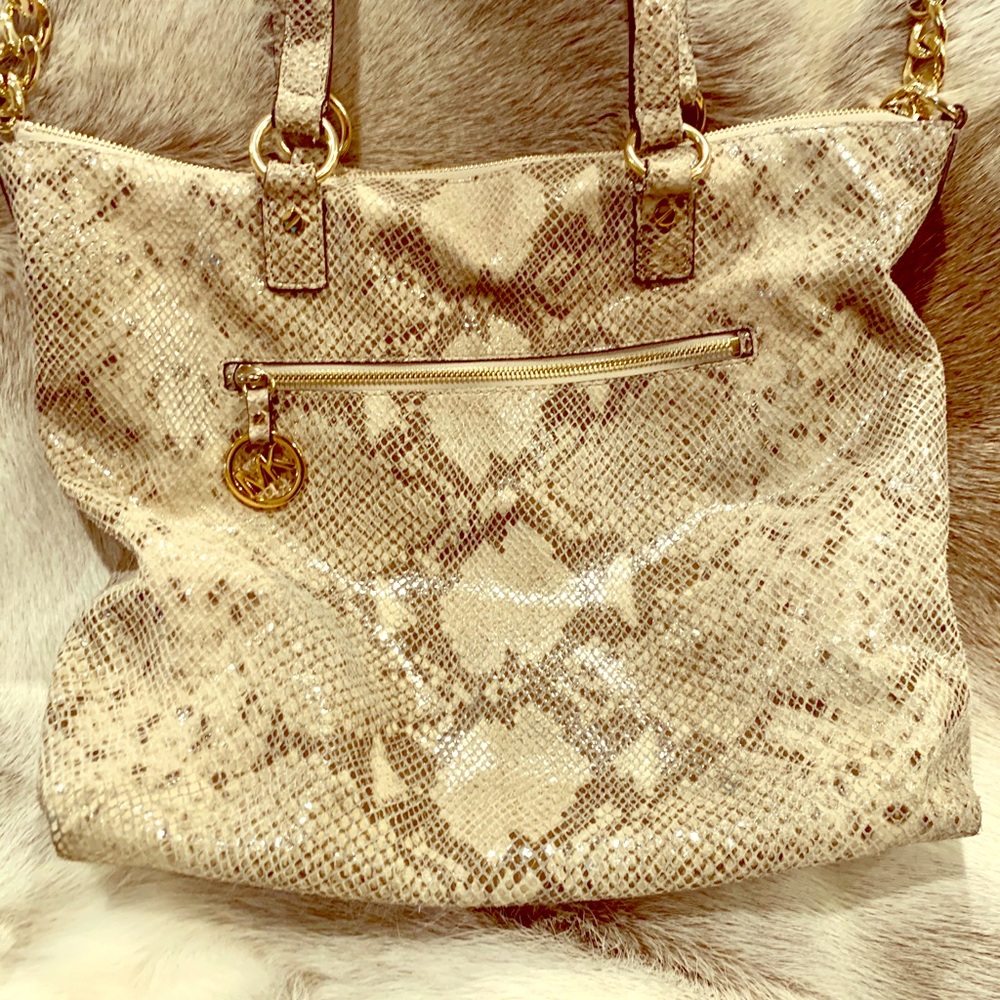 Very stylish Michael Kors snakeskin shoulder bag. Great for Fall!